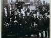 Fotografija W. Tegetthoffa v družbi častnikov in mornarjev na fregati Schwarzenberg. PAM, Osebni fond Wilhelma Tegetthoffa.